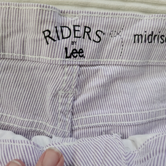 Riders by Lee Women's Lavender White Pin Stripe Midrise Shorts Size 16 - Picture 5 of 9